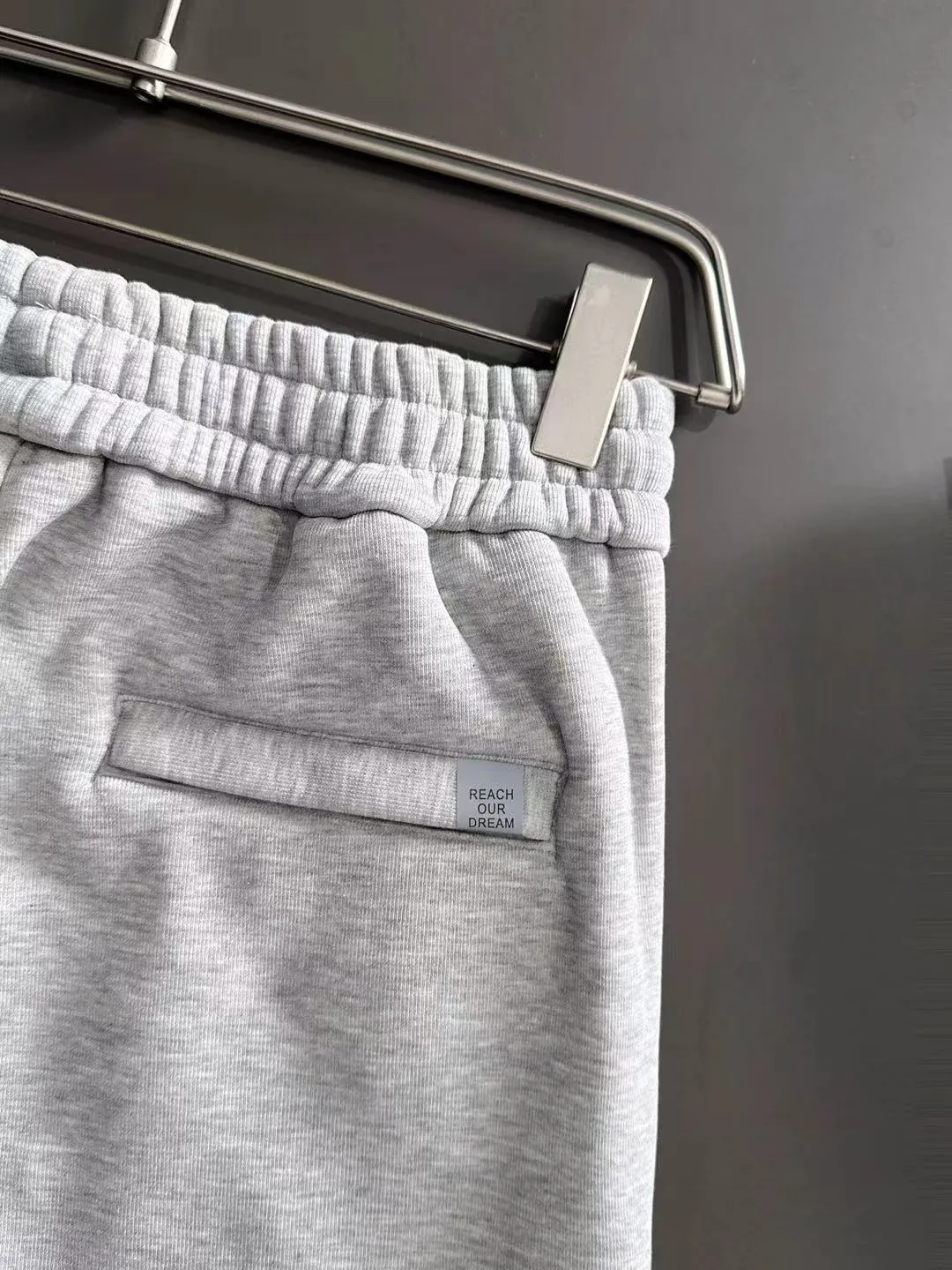 Next day shipment P360 Big Goose 2025 new winter elastic band casual pants, thick velvet counter-customized fabric, high breathability and comfort, impeccable details, brand element design concept, reflecting high quality. It feels delicate and soft! It presents a casual cut and the upper body shape is great! Size: M-4XL